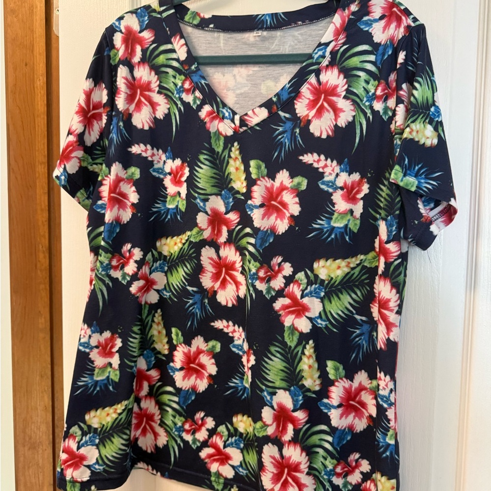 Amazon Women's XL Tropical Short Sleeve Tee
